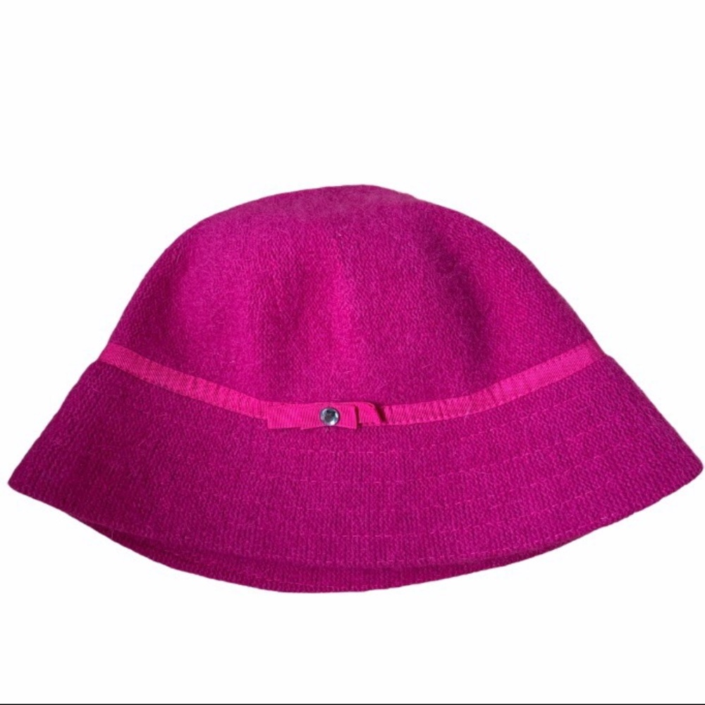 Gap fuzzy bucket hat